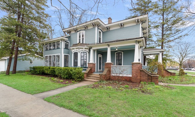 Lake Geneva House | Walk to downtown/beach Huge historic house perfect for large groups or families