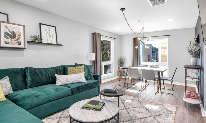 North Capitol Apartment | Walk to Downtown Broadway with Pool, Free Parking, and Gym
