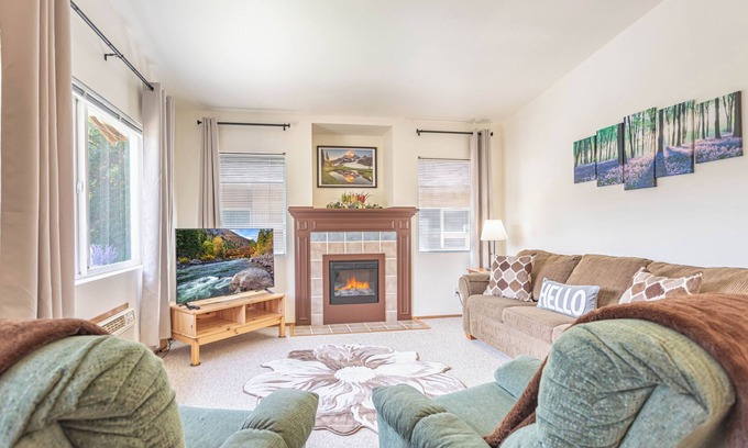 Downtown Leavenworth Condo | Walk to Downtown, Festivities, Food, Coaster, More! Free Parking and A/C!