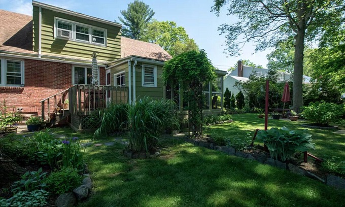 West New Haven Apartment | Walk to Downtown Fire Pit Huge Backyard, Free Parking