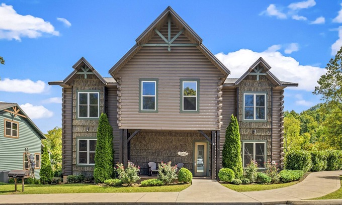 Gatlinburg Cabin | Walk to Downtown Gatlinburg! Game/Theater Room, Pool Access, Hot Tub! Sleeps 64