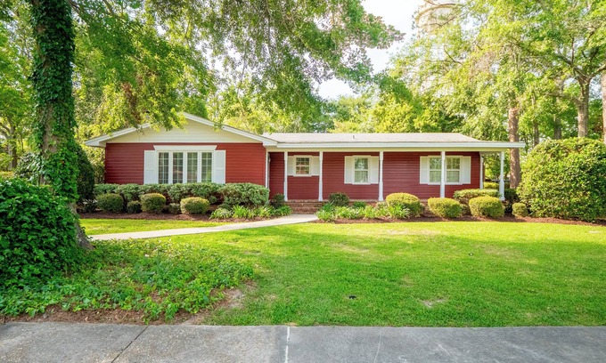 Hahira House | Walk to Downtown Hahira: Shops, Restaurants & Bars from Cozy 3-Bedroom Home