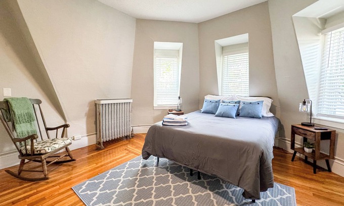Downtown Apartment | Walk to Downtown - Mins to MHT and SNHU Arena