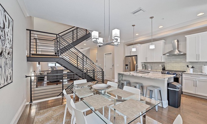 Downtown House | Walk to Downtown, Rooftop Jacuzzi, Contemporary Decor