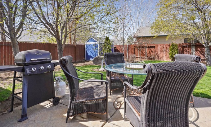 Redmond House | Walk to Dry Canyon, Pet Friendly, Fenced Yard, Smith Rocks, RV Parking