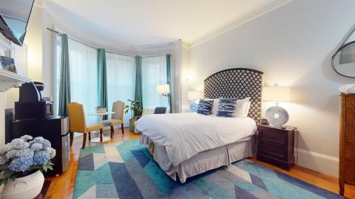 Coolidge Corner South Side Apartment | Walk To Fenway, Longwood Medical, Large Pvt Room