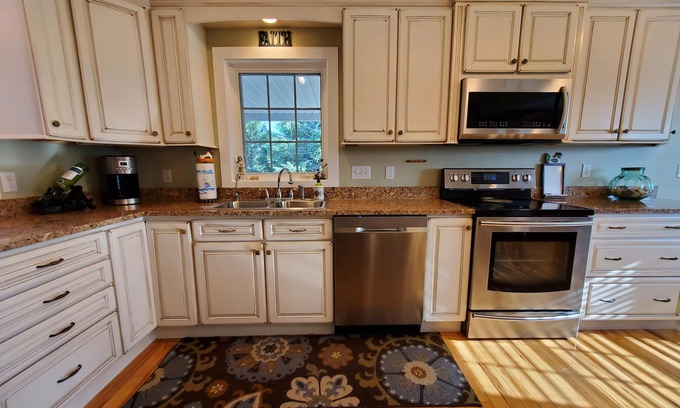 Williamsburg House | Walk to Flintfields Horse Park only 1/2 mile away. Barn and pastures available!