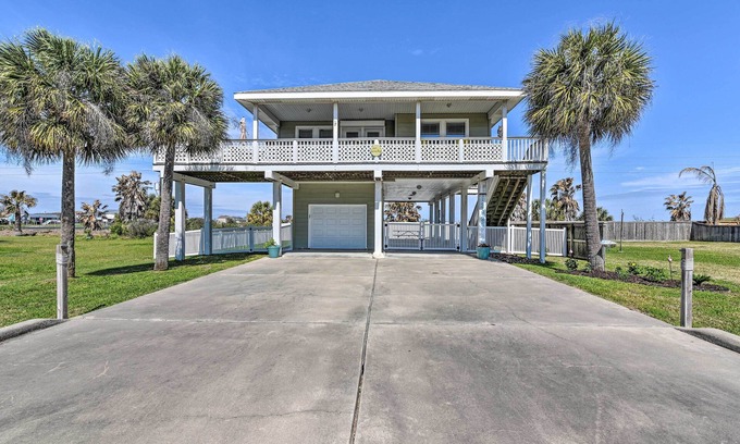 Pirates Beach House | Walk to Galveston Beach: Pet-Friendly Home