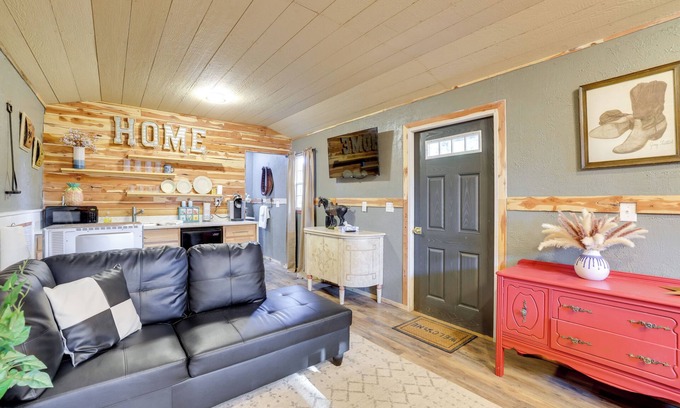 Grove Apartment | Walk to Grand Lake: Pet-Friendly Grove Getaway!