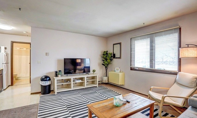 Regent Apartment | Walk to hospital&campus|Free parking|w/desk&works