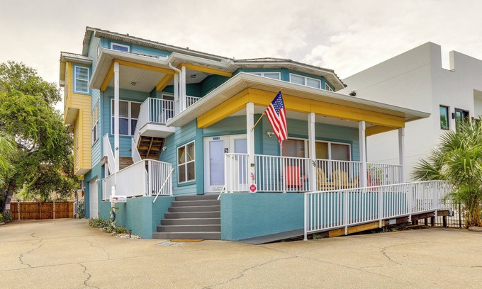 Indian Rocks Beach Apartment | Walk to Indian Rocks Beach - Vibrant Condo
