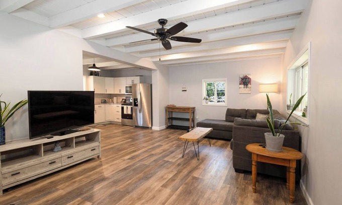 Manhattan House | Walk to KSU! 0.5 mile to campus + roof deck + 1 acre yard!nPet, family friendly
