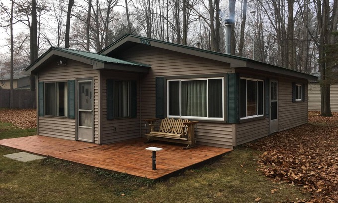 Higgins Lake Cottage | Walk to Lake cottage with beautiful Higgins Lk "Gold Coast" access