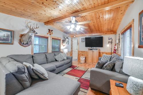 Dover House | Walk to Lake Dover Cabin with Views and Porch