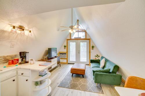 Rockaway Beach Apartment | Walk to Lake Taneycomo Cabin with Deck and Fire Pit!
