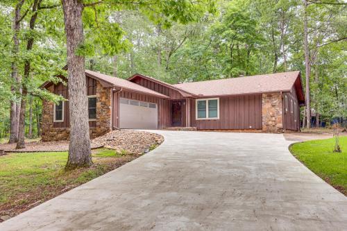 Hot Springs Village House | Walk to Lake DeSoto Hot Springs Village Retreat!