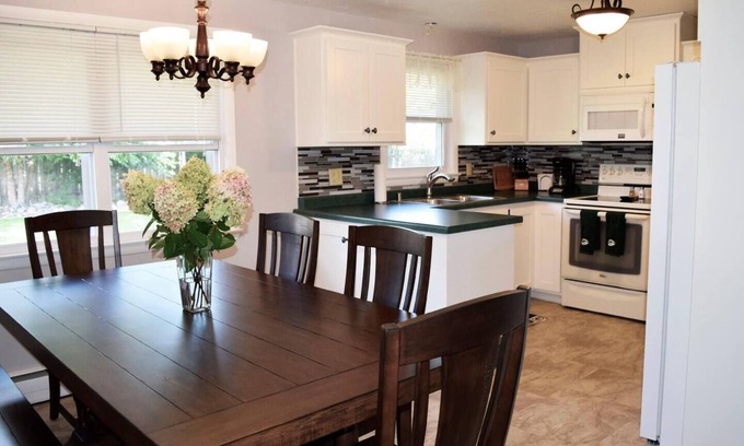 Ashwaubenon House | Walk to Lambeau Field, Resch Center and Titletown District!