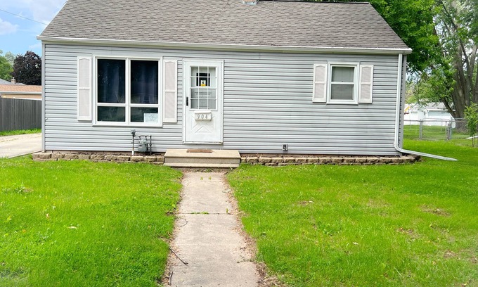Green Bay House | Walk to Lambeau Field! Cozy 2 bedroom, 1 bath. Sleeps 8