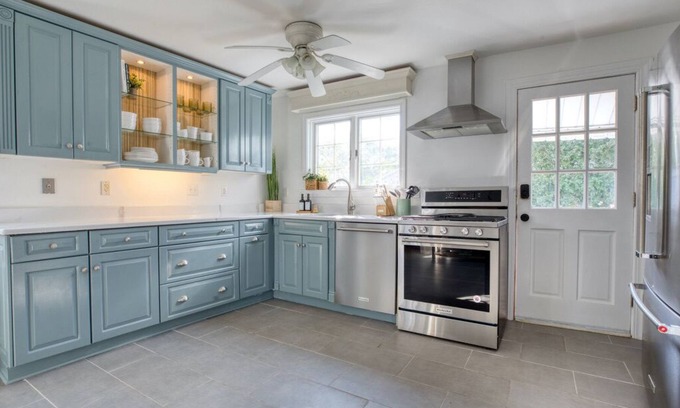 East Shore House | Walk to Lighthouse Park & Beach - Spacious Cottage