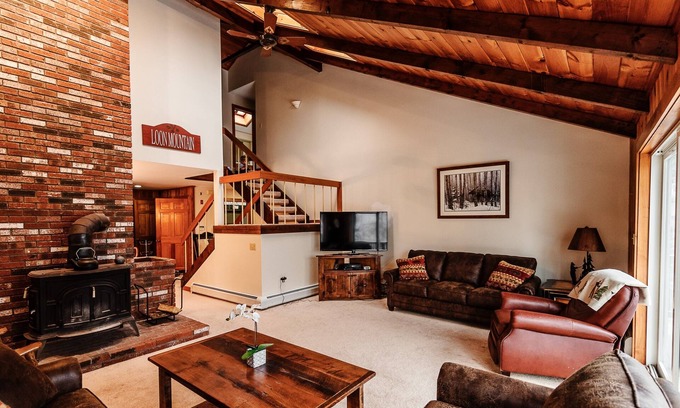 Lincoln House | Walk to Loon Ski Lifts. 10 Beds. Free Pool & Gym Access. Near Pemi River