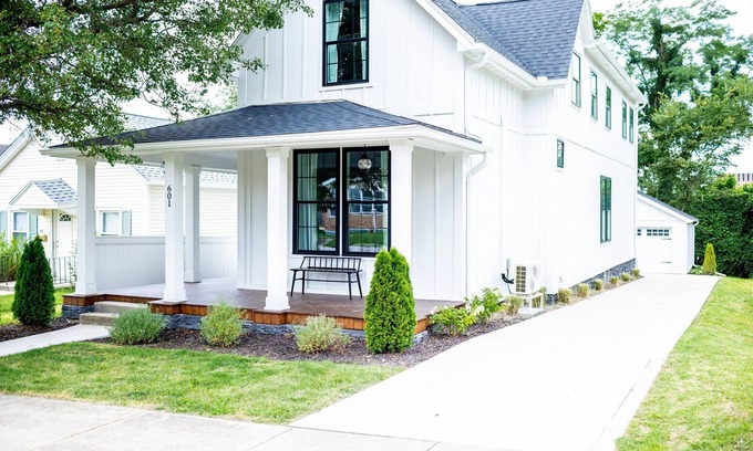 Northeast South Bend House | Walk to ND stadium 1 mile, close to downtown, game room w/arcades- golden tee