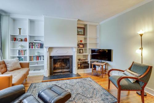 Old Town West House | Walk to Old Town Chic Alexandria Abode with Patio!