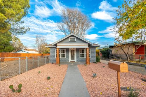 Cottonwood House | Walk to Old Town - Cozy Restored Cottage
