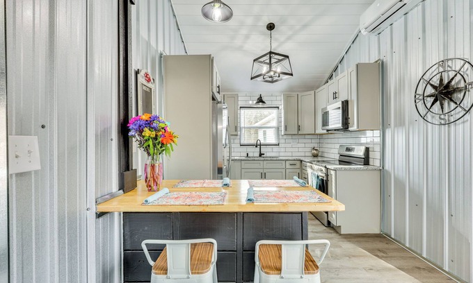 Long Beach Apartment | Walk to Pier: North Carolina Getaway in Oak Island