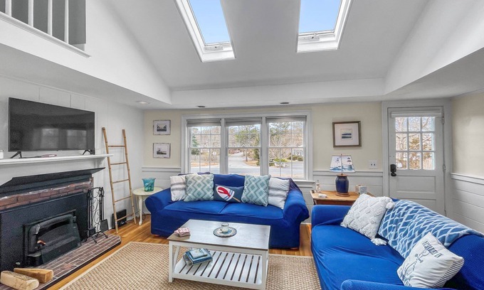 South Yarmouth House | Walk to Pond, AC, Wifi, Dog Friendly, Quaint Yarmouth Cottage