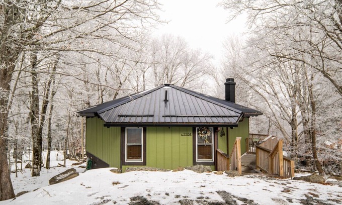 Beech Mountain House | Walk to Resort, Pet Friendly, Summer Deck Vibes!