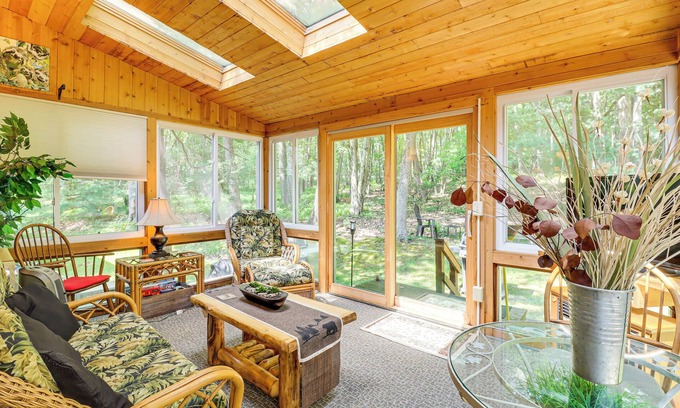 Lake Harmony House | Walk to Restaurants: Lake Harmony Townhome!