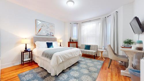 Longwood Apartment | Walk To Restaurants, Shopping, Near Bu And Hosp