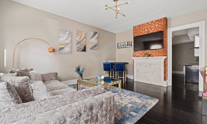 Louisville House | Walk to Shops,Restaurants,Nightlife! Bardstown Rd/Highlands ~ PacMan/King Bed