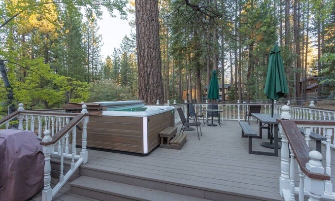 Summit Estates House | Walk to Summit, Spa, BBQ, Fireplace