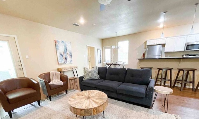 North Overton House | Walk to Texas Tech! 3BDR with a King, Fast Wifi