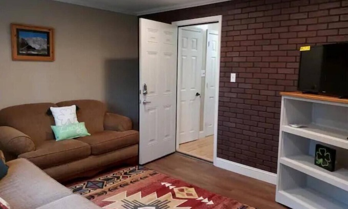 Bristol House | Walk to the Casino! Newly Renv 2022/Pvt Lux Queen!
