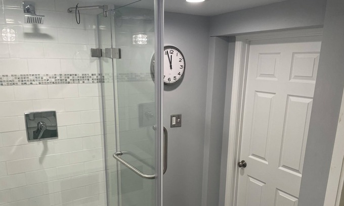 Braintree Apartment | Walk to the commuter rail from this pet friendly one bedroom apartment