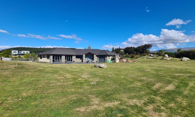 Wanaka House | Walk to the lake at Peninsula Bay Wanaka