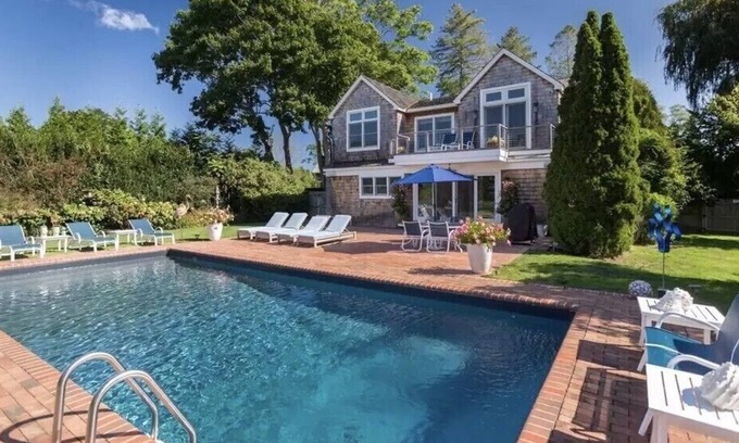 Southampton House | Walk to the Village! Charming modern farmhouse.