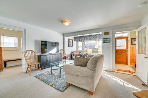 North Creek Apartment | Walk to Town and River Cozy North Creek Cottage