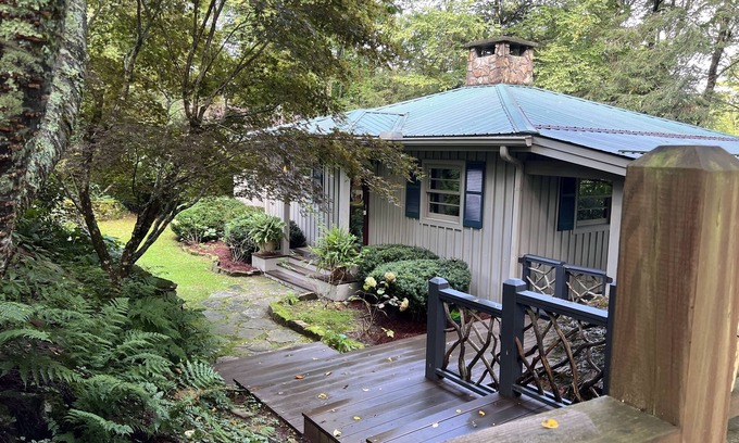 Highlands Cottage | Walk to town Cozy Cottage