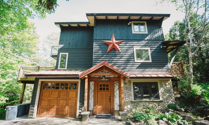 Hillcrest House | Walk to Town, Fire Pit, Hot Tub, Grand Open Family Room, Gourmet Kitchen, Grill