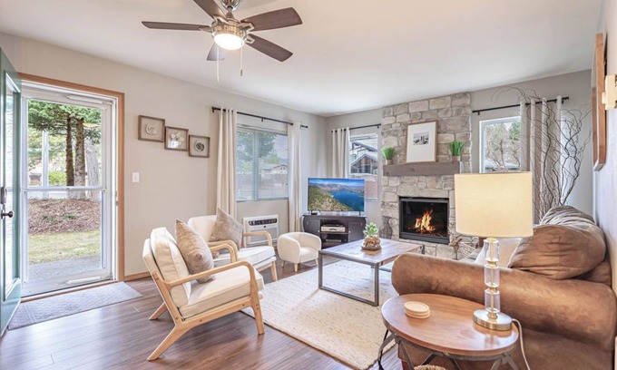 Downtown Leavenworth Condo | Walk to Town! Ground Floor Condo, Modern, Summer AC, 4 Beds!