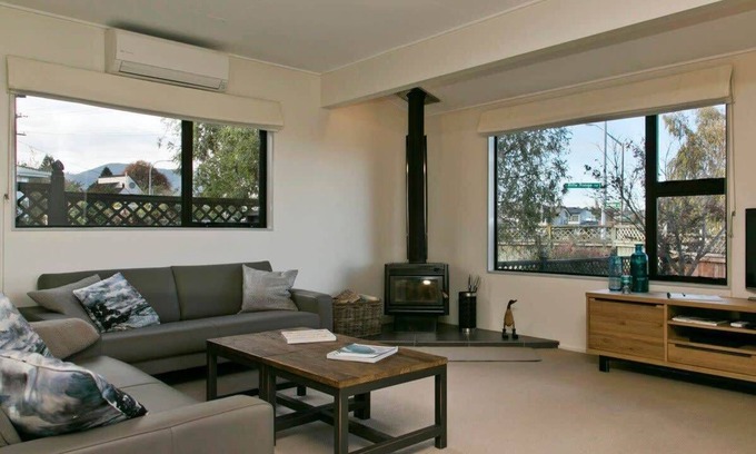 Taupo House | Walk to Town & Lake *No Service Fees*