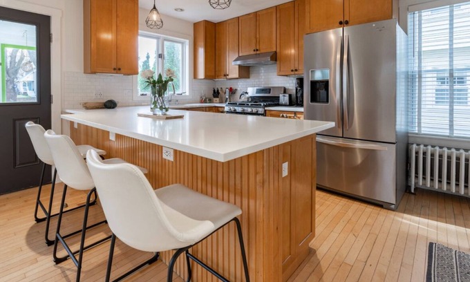 Portsmouth House | Walk to town-Portsmouth- 3 bedrooms-4 beds-1.5 bathSLEEPS 5dog considered