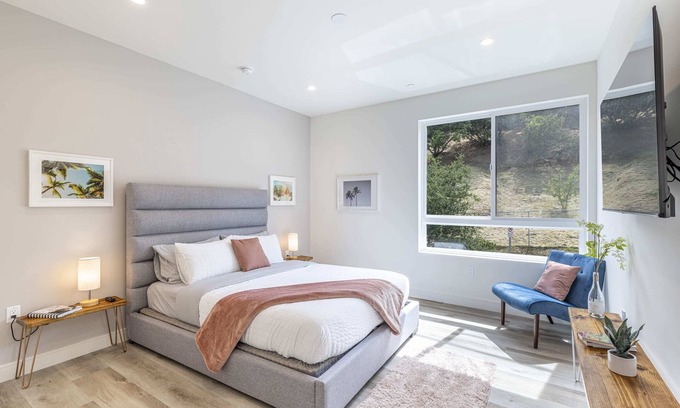 Los Angeles House | Walk to Universal: New Townhouse: Garage Prk'g