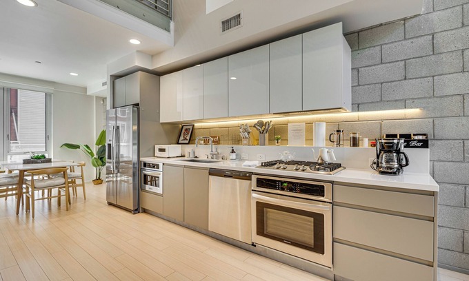 Los Angeles House | Walk to Universal Studios: Loft-Style LA Home