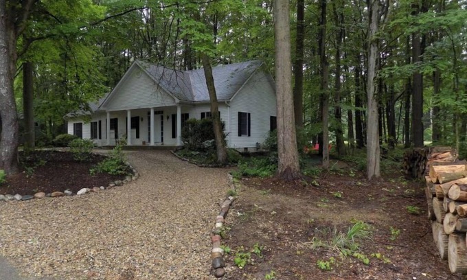 Shorewood-Tower Hills-Harbert House | Walk to Warren Dunes! 3br - Hot Tub, near Wineries