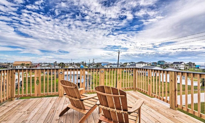 Surfside Beach House | Walk to Water Family-Friendly Surfside Beach Home