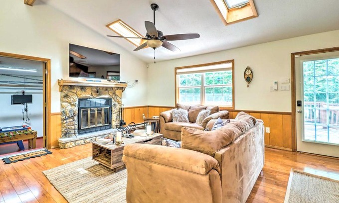 Albrightsville House | Walk to Wolf Run Lake Cottage with Furnished Deck